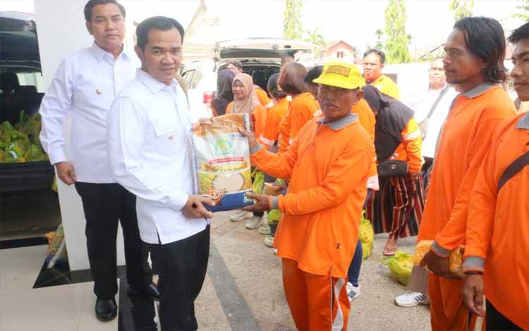 Bupati Pulang Pisau Apresiasi PLTU Berbagi Sembako Bagi Pejuang Kebersihan