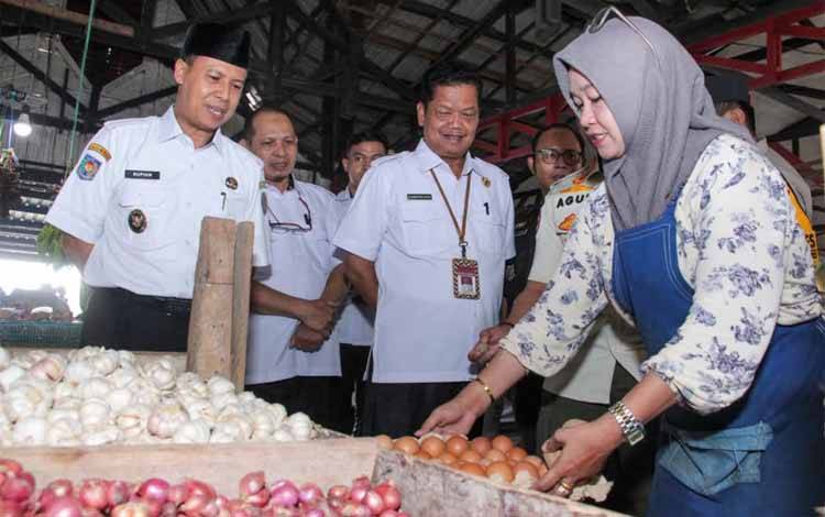 Wakil Bupati Seruyan Pantau Harga dan Stok Bahan Pokok