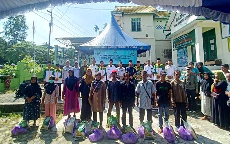Pj Bupati Serahkan Paket Zakat kepada Mustahik, Ajak Warga Berbagi di Bulan Ramadan