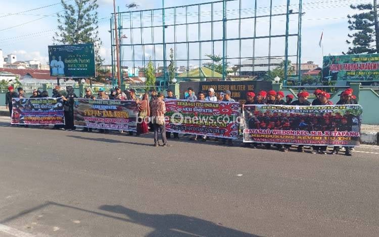 Sejumlah Ormas di Kotim Berbagi Takjil sebagai Dukungan atas Pengesahan UU TNI