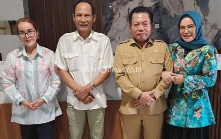 Ketua DPRD Kalteng Arton S Dohong saat berfoto bersama Bupati Kapuas Wiyatno (Foto : IST)