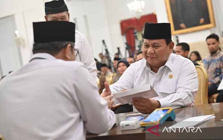 Presiden Prabowo Subianto (kanan) saat penyerahan zakat kepada Badan Amil Zakat Nasional (Baznas) di Istana Negara, Jakarta, Kamis (27/3/2025). Pembayaran zakat kepada Baznas oleh Presiden, Wapres, menteri Kabinet Merah Putih serta pimpinan kementerian atau lembaga tersebut untuk memperdalam rasa syukur dan berbagi dengan sesama. ANTARA FOTO/Aditya Pradana Putra/tom