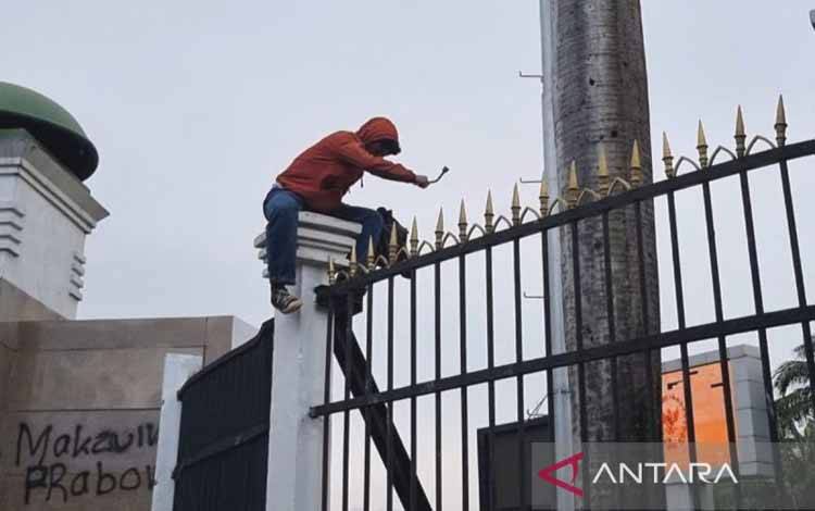 Massa Koalisi Masyarakat Sipil Mulai Datangi Depan Gedung DPR RI
