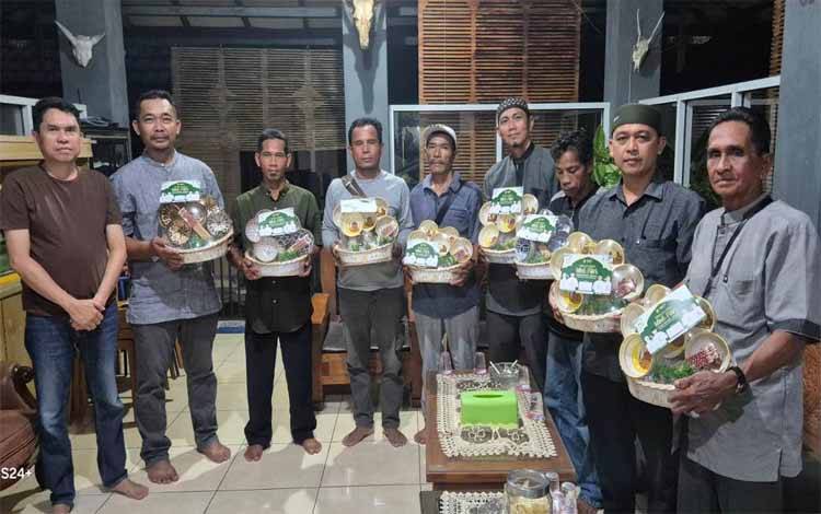 Wali Kota Berikan Bingkisan Lebaran kepada Ketua RT di Kelurahan Petuk Katimpun