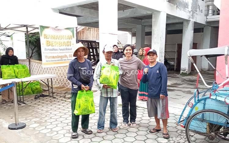 Momen Ramadan, Ketua Komisi III DPRD Kapuas Bagikan Ratusan Paket Sembako