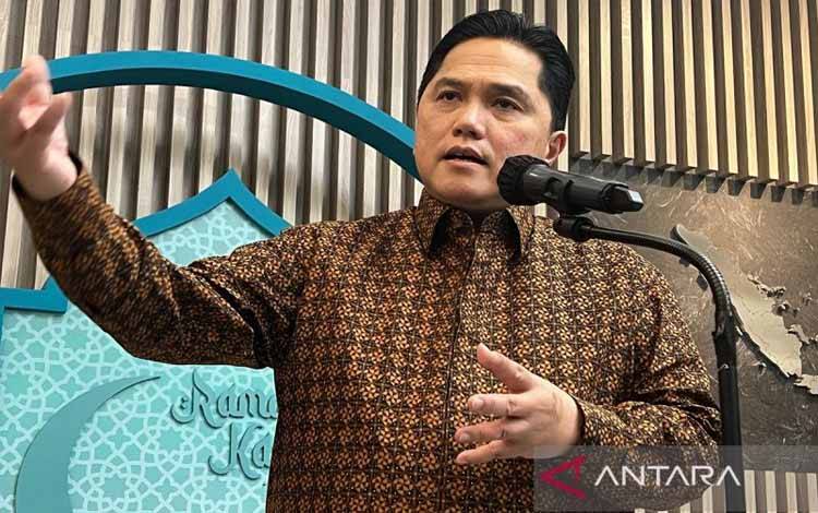 Menteri Badan Usaha Milik Negara (BUMN) Erick Thohir memberikan keterangan kepada awak media di Jakarta, Jumat (14/3/2025). ANTARA/Putu Indah Savitri/am.
