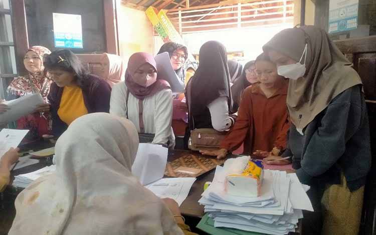 Puluhan UMKM sedang antre mengajukan berkas bantuan ke dinas