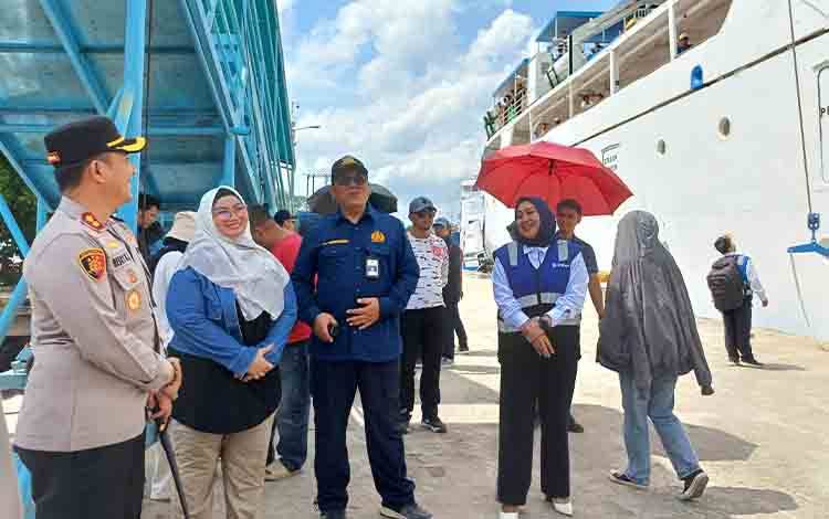 Wakil Bupati Kotawaringin Timur Irawati melepas 300 peserta mudik gratis di Pelabuhan Sampit, Jumat, 28 Maret 2025. (FOTO: DEWIP)