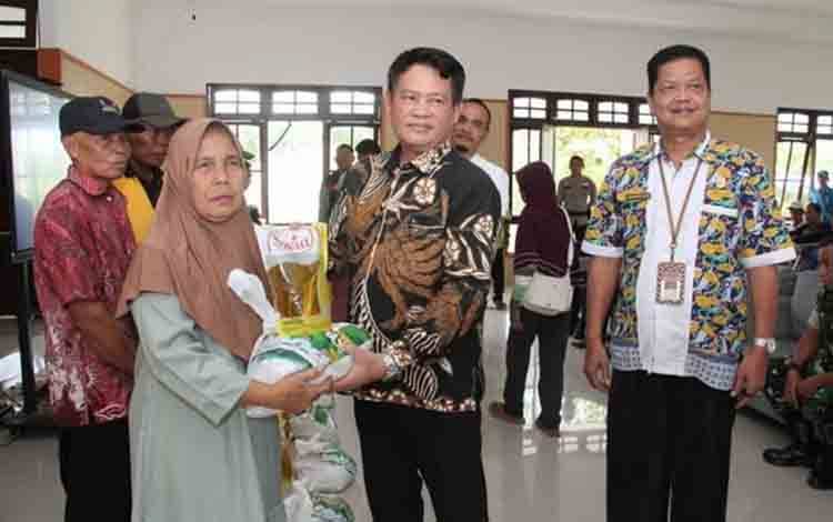 Bupati Seruyan Serahkan Bantuan Sembako dari Pemprov Kalteng
