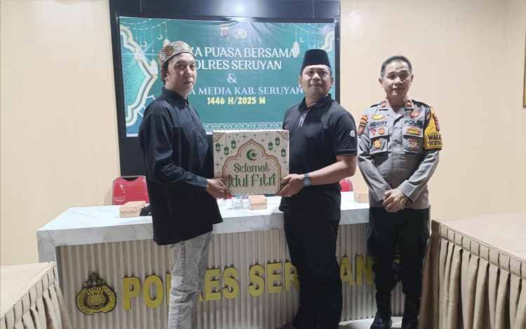 Jelang Idul Fitri 1446 H, Kapolres Seruyan Serahkan Paket Lebaran untuk Mitra Media