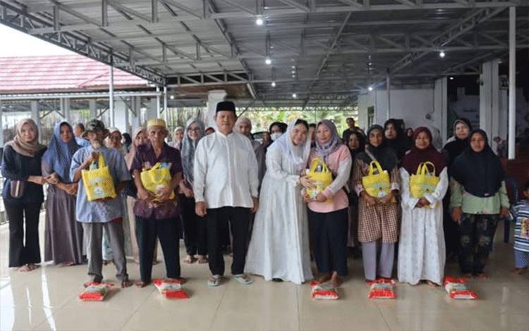 Sambut Idul Fitri Bupati Seruyan Bagikan Sembako untuk Warga