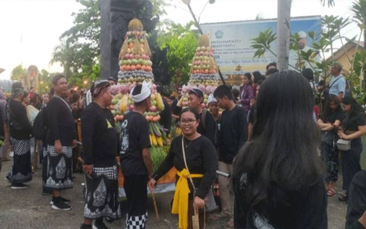 Dua Gunungan dari Paguyuban Hindu Jawi Meriahkan Pawai Ogoh-Ogoh di Palangka Raya