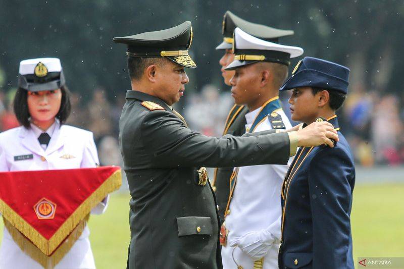 Panglima TNI Jenderal TNI Agus Subiyanto (kedua kiri) menyematkan pangkat kepada perwakilan perwira prajurit karier dalam upacara Prasetya Perwira Prajurit Karier TNI Tahun Anggaran 2025 di Mabes TNI, Cilangkap, Jakarta, Kamis (27/3/2025). Panglima TNI melantik 805 Perwira Prajurit Karier TNI dan PSDP TNI Tenaga Pertanian Tahun Anggaran 2025 yang terdiri dari PA PK TNI Reguler 493 personel, PA PK TNI Program Khusus 197 personel dan PA PSDP TNI Tenaga Pertanian 115 personel. ANTARA FOTO/Asprilla