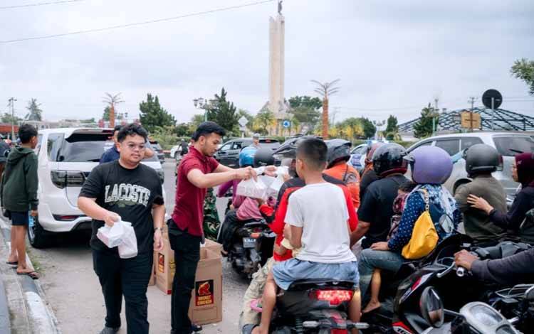 Kompak, Dua Anggota DPRD Kobar Turun ke Jalan Bagikan Takjil ke Warga