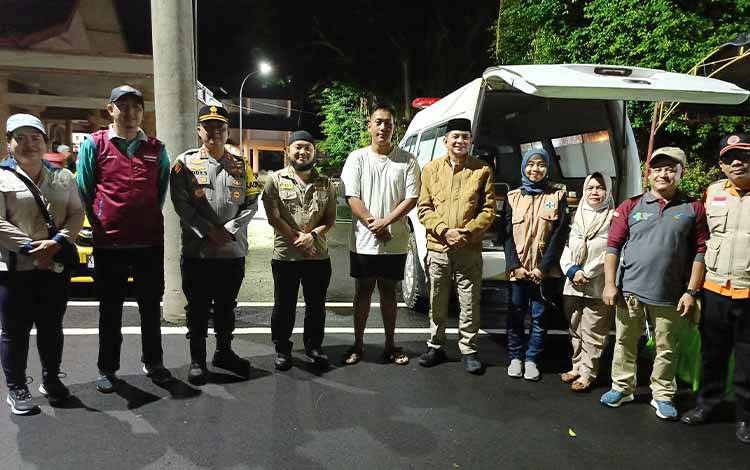 Bupati Barito Timur M Yamin, Wakil Bupati Barito Timur Adi Mula Nakalelu dan Kapolres Barito Timur AKBP Eddy Santoso memimpin langsung kegiatan imbauan mudik aman serta pemeriksaan kesehatan supir di depan Kantor Bupati Barito Timur pada malam ini, Sabtu, 29 Maret 2025. (FOTO: AGUSTINUS BOLE MALO)