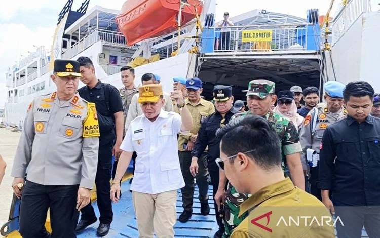 Gubernur Kalteng Agustiar Sabran (kemeja putih) meninjau kesiapan Pelabuhan Sampit, Sabtu (29/3/2025). (ANTARA/Devita Maulina)