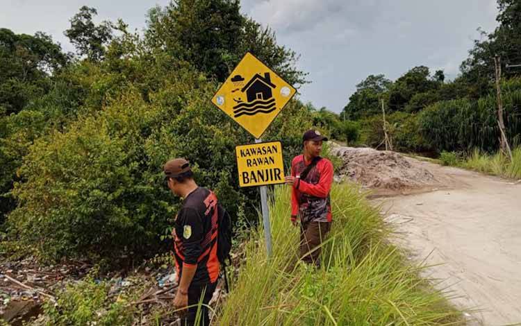 Jangan Buang Sampah di Areal Rambu Kawasan Rawan Banjir di Palangka Raya