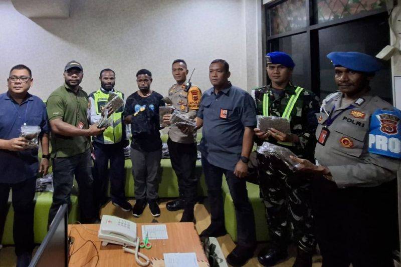 Penumpang Pesawat Ditangkap Karena Bawa Ganja 4 Kg