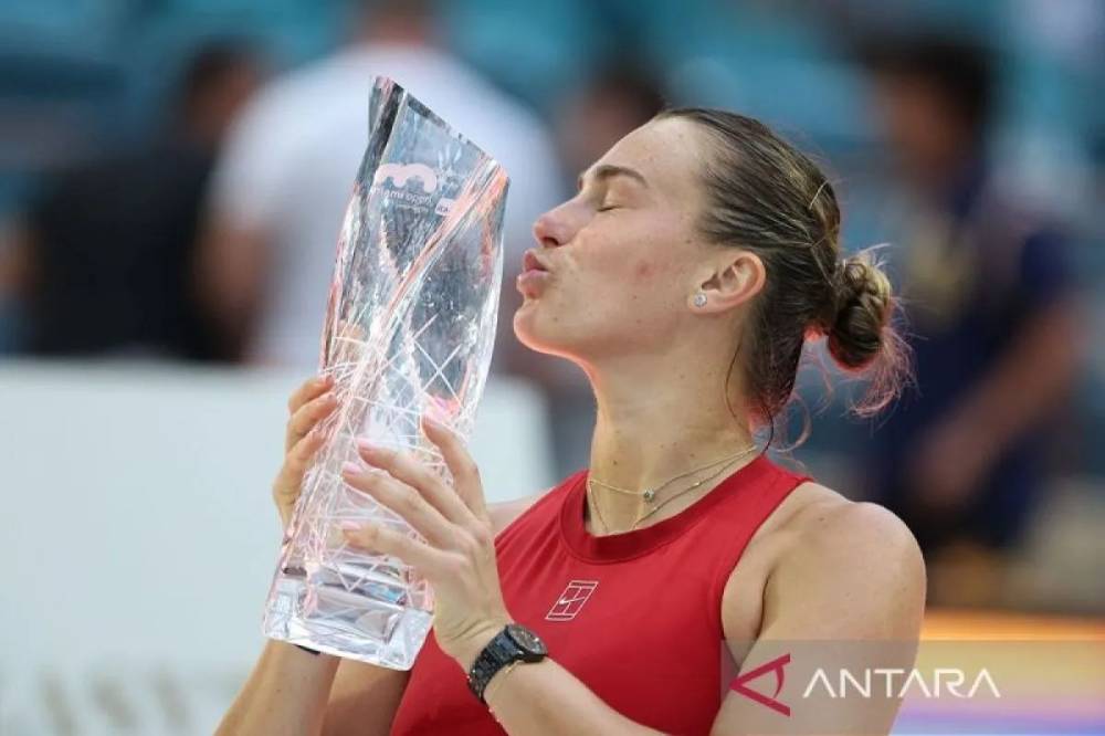 Aryna Sabalenka berpose dengan Piala Butch Buchholz setelah kemenangannya melawan Jessica Pegula dari Amerika Serikat di final putri pada Hari ke-12 Miami Open Presented by Itau 2025 di Hard Rock Stadium pada 29 Maret 2025 di Miami Gardens, Florida. ANTARA / GETTY IMAGES NORTH AMERICA / Getty Images via AFP/Al Bello/pri.