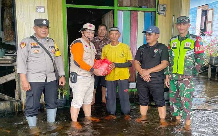 BPBD Damkar Salurkan Bantuan untuk Warga Terdampak Banjir di Desa Kalinapu