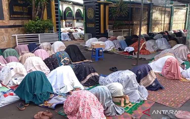 Jamaah Tarekat Qadiriyah Naqsyabandiyah Mataram Salat Id Lebih Awal