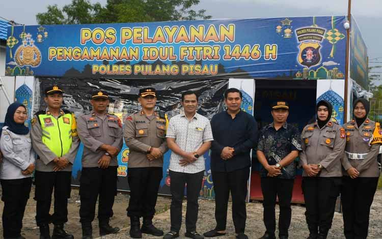 Bupati dan Wakil Bupati Pulpis mengunjungi pos mudik lebaran, Minggu 29 Maret 2025.( FOTO : RETHA )?
