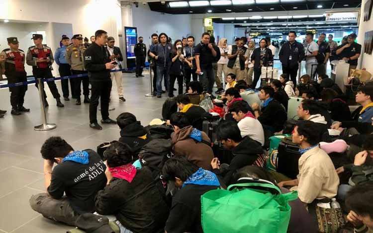 Polri Pulangkan 29 WNI yang Terlibat Online Scam di Filipina