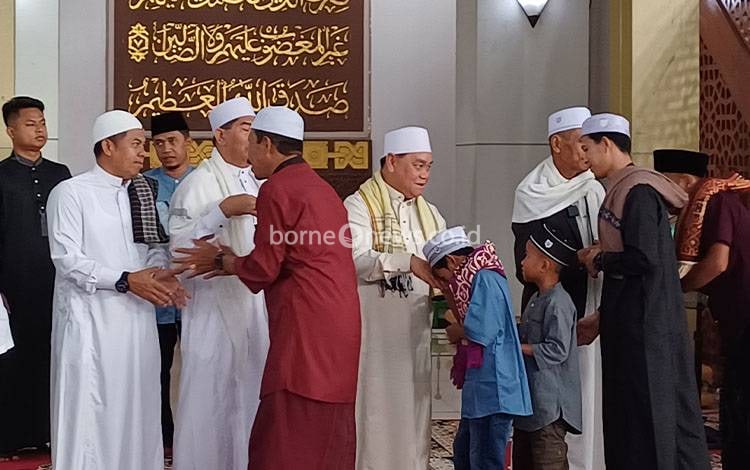 Berbaur dengan Masyarakat, Bupati Kotim Salat Idulfitri di Masjid Agung Wahyu Al-Hadi