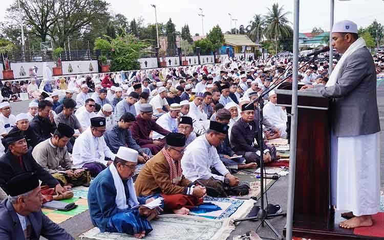 Sholat Ied di Komplek Stadion Kapuas, Khatib : Hawa Nafsu Mengaburkan Hati dalam Melihat Cahaya Kebenaran