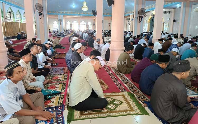 Bupati Barito Timur Salat Idul Fitri di Masjid Ar-Rahman, Ajak Warga Pertahankan Ketakwaan