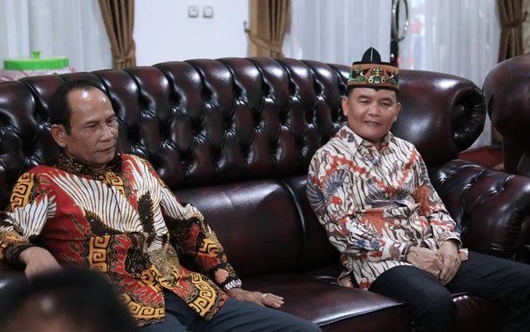 Gubernur Kalteng, Agustiar Sabran kunjungi rumah Ketua DPRD Kalteng, Arton S Dohong. (FOTO: ASEP)