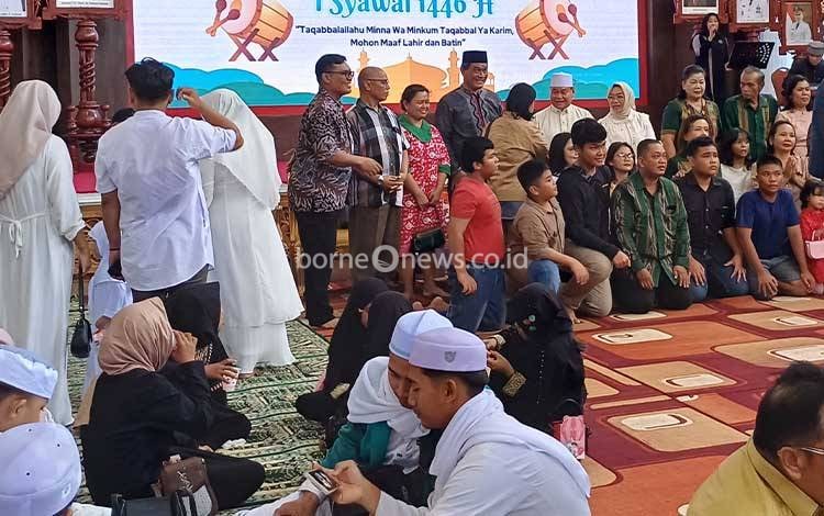 Masyarakat Antusias Foto Bersama Bupati Kotim saat Open House di Rujab