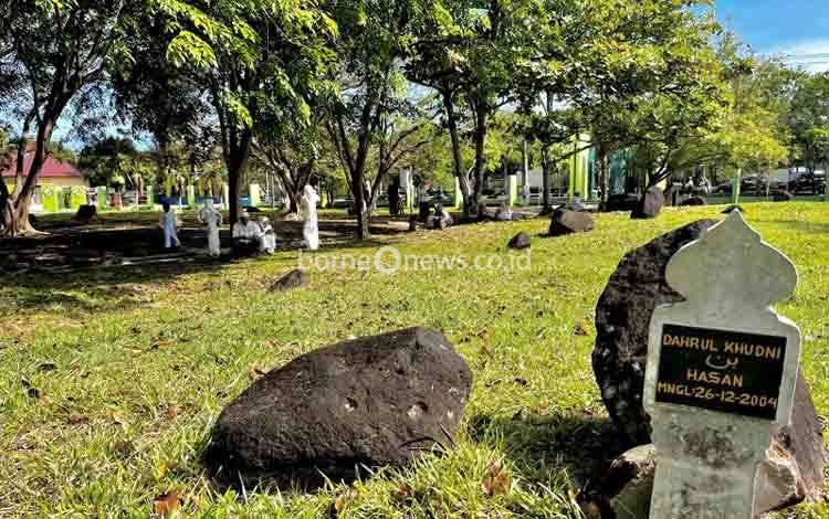 Peziarah merapalkan surat Yasin untuk mendoakan keluarganya yang menjadi korban tsunami Aceh 26 Desember 2004 silam di Kuburan Massal Ulee Lheue, Banda Aceh, Aceh. Senin (31/3/2025). (ANTARA/Nurul Hasanah)
