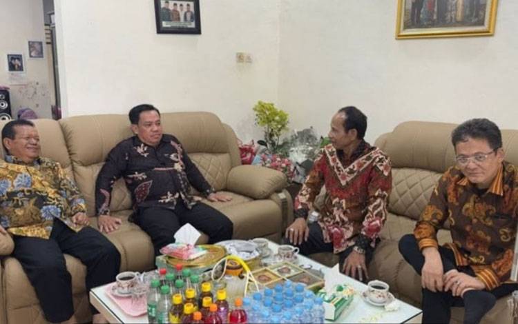 Silaturahmi Lebaran, Ketua DPRD Kalteng Kunjungi Sekretaris DPRD Kalteng