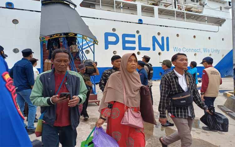 Suasana debarkasi saat arus mudik 2025 di Pelabuhan Sampit. (FOTO: DEWI)