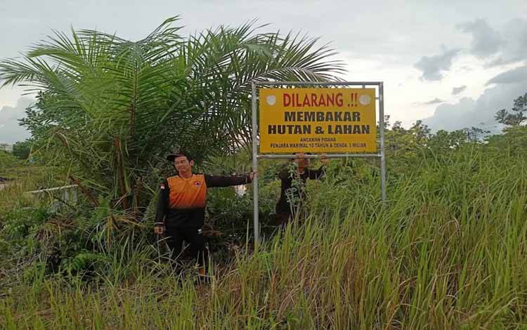 Petugas BPBD saat melakukan pengecekan rambu daerah rawan bencana di Palangka Raya (Foto:MARINI)