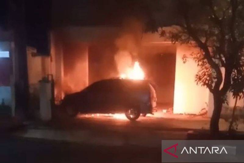 Dua Mobil Terbakar di Ruko Diduga Disengaja
