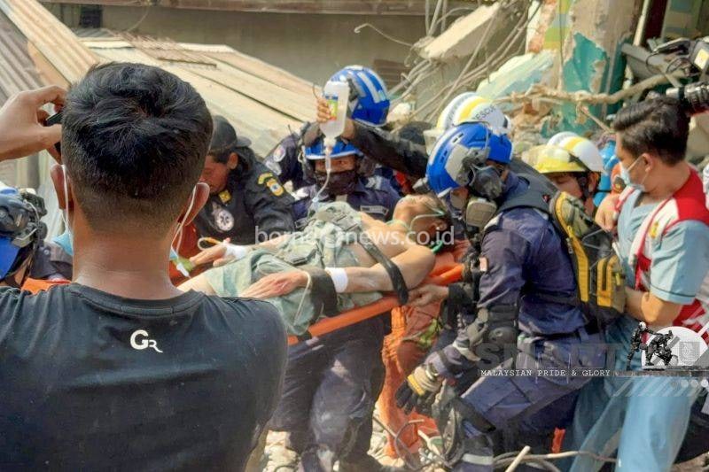 Tim SMART bersama Tim SAR dari Myanmar menyelamatkan seorang korban gempa yang telah terperangkap rentuhan gedung selama enam hari di daerah Sagaing, Mandalay, Myanmar, Rabu (2/4/2025). (Facebook Pasukan Mencari dan Menyelamat Khas Malaysia)