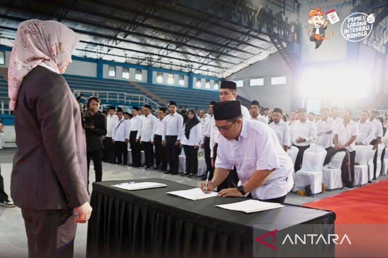 Ketua Komisi Pemilihan Umum Kalimantan Selatan (KPU Kalsel) Andi Tenri Sompa melantik badan adhoc untuk PSU Pilwali Banjarbaru. (ANTARA/Firman)