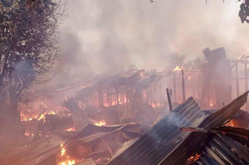 Sebanyak 18 unit rumah dinas di Asrama Gajah II/Kompi Kodim 0104/Atim Kota Langsa Aceh terbakar sekitar pukul 05.30 WIB di Langsa Aceh, Kamis (3/4/2025). ANTARA/HO-BPBD Aceh.