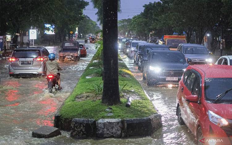 Ilustrasi - Sejumlah kendaraan roda empat menerobos banjir di Jalan Made Sabara, Kendari, Sulawesi Tenggara, Senin (27/1/2025). ANTARA FOTO/Andry Denisah/rwa.