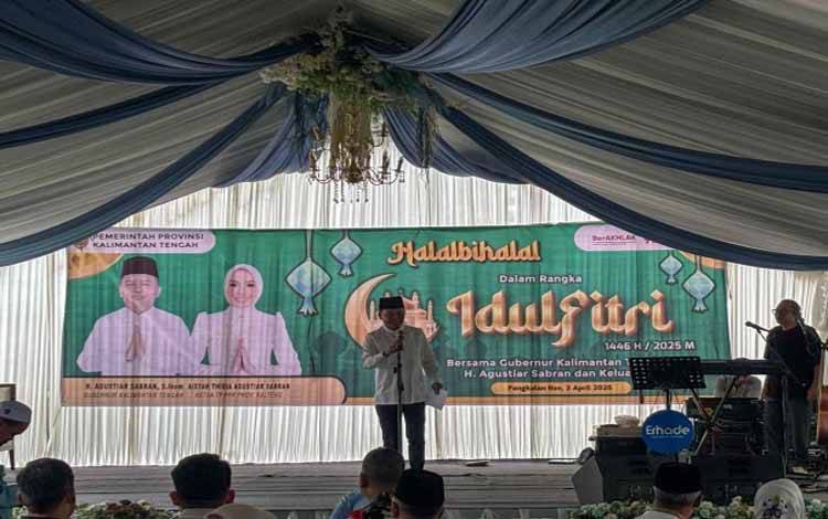 Gubernur Kalimantan Tengah, Agustiar Sabran saat menyapa masyarakat. (FOTO:SETDA KALTENG)