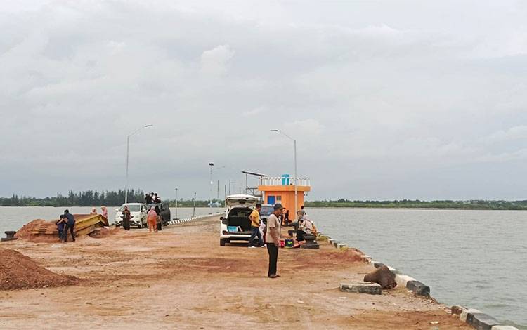 Libur Lebaran, Pelabuhan Segintung Ramai Dikunjungi untuk Bersantai dan Mancing