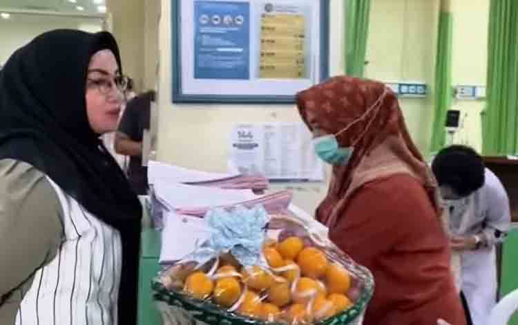 Wakil Bupati Kotawaringin Timur Irawati sidak di fasilitas kesehatan saat libur Lebaran. (FOTO: IST)