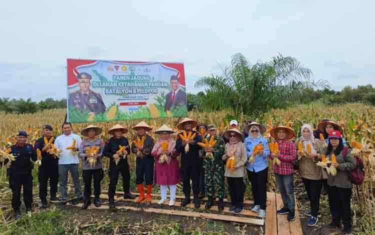 Wabup Kotim Hadiri Panen Raya Jagung di Mako Brimob, Dukung Ketahanan Pangan Nasional