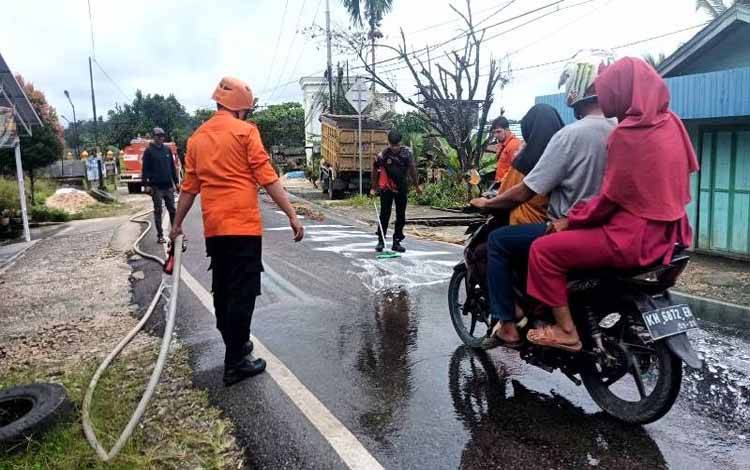 TRC Pusdalops PB BPBD Bersihkan Tumpahan Oli di Jalan Poros Kelurahan Jambu