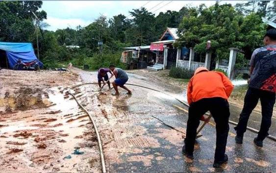 TRC Pusdalops PB BPBD Bersama Warga Bersihkan Jalan Licin Akibat Tanah Tergerus Hujan