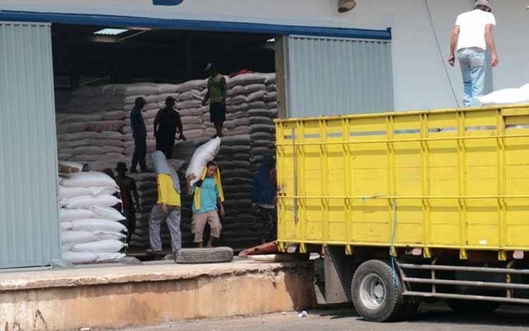 Pupuk Indonesia Tekankan Penebusan Pupuk Subsidi hanya di Kios Resmi