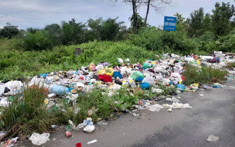 Dewan Sesalkan Pembuangan Sampah di Tepi Jalan Palangka Raya