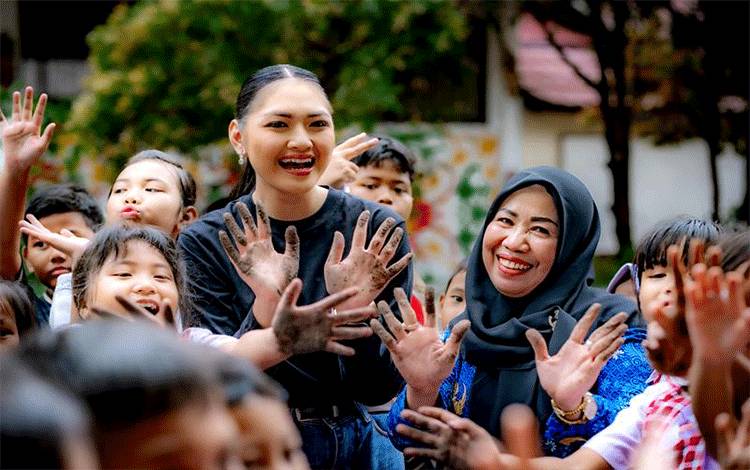 Putri Indonesia Kalteng 2025 Lakukan Edukasi Cinta Lingkungan kepada Anak-Anak SDN 4 Menteng